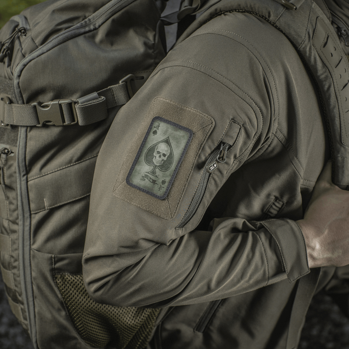 M-Tac Patch Ace of Spades monteret på jakke, Cordura 500D materiale, vintage look, symbol for kampgejst og klarhed, velcromontering.