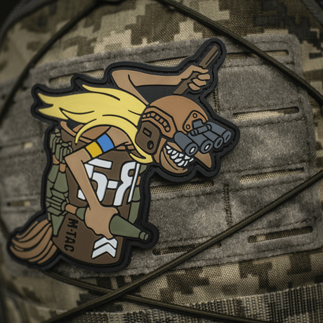 M‑Tac Patch Baba-Yaga Vertical PVC:stä, innoittajana droonit yökameralla ja kranaateilla. 3D-muotoiltu PVC-tarra, tarrakiinnitys.