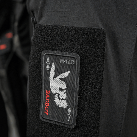 M-Tac Patch Bad Boy (Broderi) jäniksen kallo ace of spades -kortissa, symboloi vapautta ja rohkeutta, kiinnitetty Velcrolla vaatteisiin.