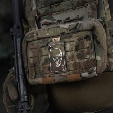 M-Tac Patch Face of War (Broderi) maastokuvioidussa laukussa, kirjailtu kallo Cordura 500D:stä, innoittunut Vietnamin sodasta.