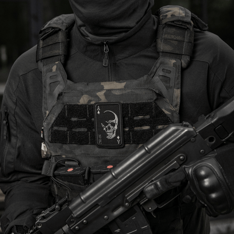 M-Tac Patch Face of War (Broderi) taktillisessa liivissä, kallo ja pataässä -symboli. Cordura 500D, inspiroitunut Vietnamin sodasta.
