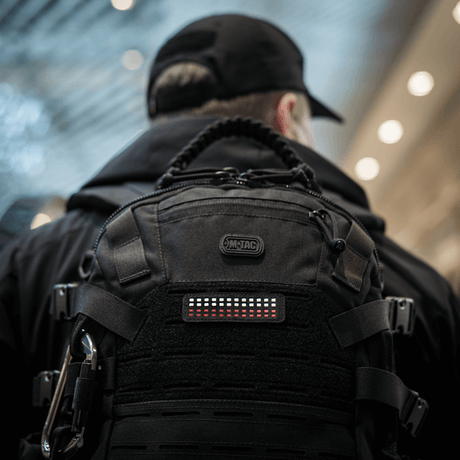 M-Tac Patch Flag 25x80 Mini Squares asennettuna reppuun, kestävä Cordura 500D velcro-kiinnityksellä taktiseen ilmeeseen.