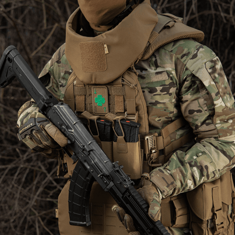 Taktinen varustus: M-Tac Patch Lucky Card (brodeeraus) apilanlehdellä taistelupuvussa. Kestävä, brodeerattu Cordura 500d en lappu.