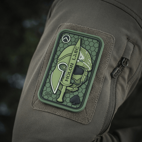 M-Tac Patch Molon Labe 3D PVC kumista 3D-efektillä Velcro-kiinnityksellä, innoittama 300 spartalaista, kiinnitetty taktiseen varustukseen.