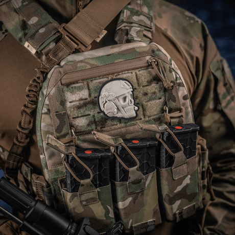 M-Tac Patch Operator 3D PVC taktisen liivin päällä realistisella muotoilulla ja Velcro-kiinnityksellä, sopii vaatteisiin tai varusteisiin.