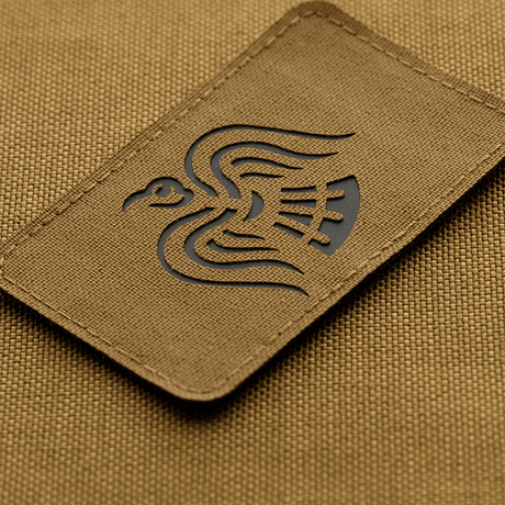 M-Tac Patch Ravneflag Laser Cut, musta korppi ruskealla pohjalla, Cordura 500d, 80x50mm, taktiseen varusteeseen ja univormuun.