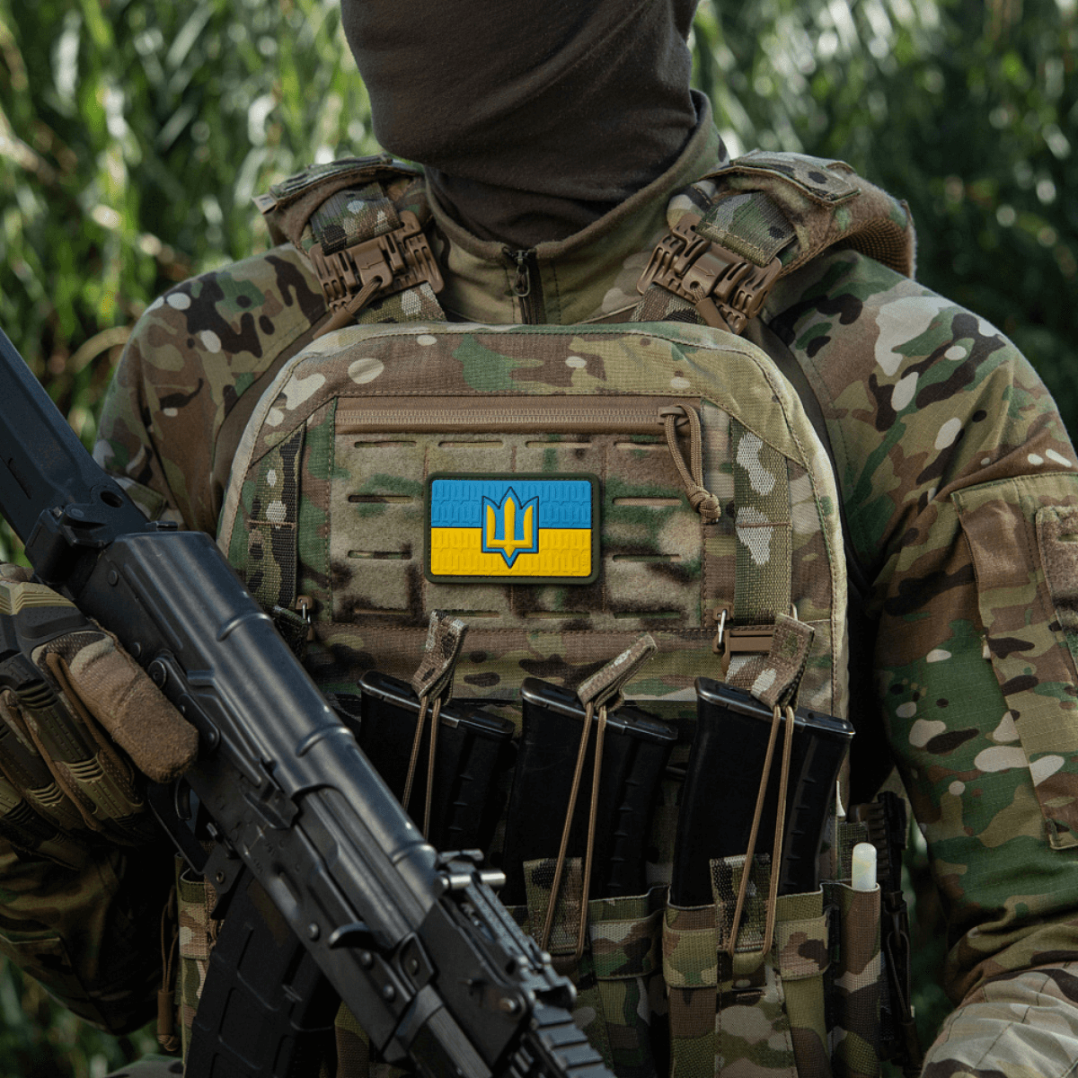 M-Tac patch Ukraine Flag med ZSU Trident PVC på militæruniform i camouflagemønster.