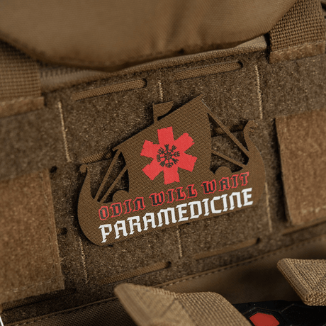 M-Tac Patch Viking Evac kiinnitetty taktiseen liiviin, Odin-kuvio ja paramedic-teksti.