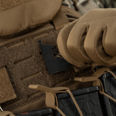 M-Tac Patch Viking Evac kiinnitetty taktiseen liiviin.