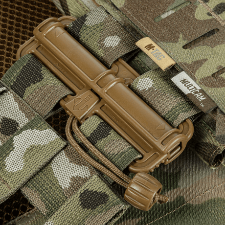 Lähikuva M-Tac Plate Carrier Cuirass Elite Gen.II:stä, näyttää kestävät Duraflex-pikalukot camo-mallistossa, Cordura 500D.
