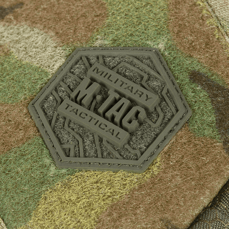 M-Tac Sling -pistoolilaukku Elite Hex Velcro logo sotilastyyliin maastokuvioisella taustalla.