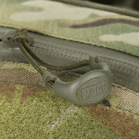 Yksityiskohta M-Tac Sling -pistoolilaukku Elite Hex Velcro maastokuvioinnilla ja M-Tac-logolla.