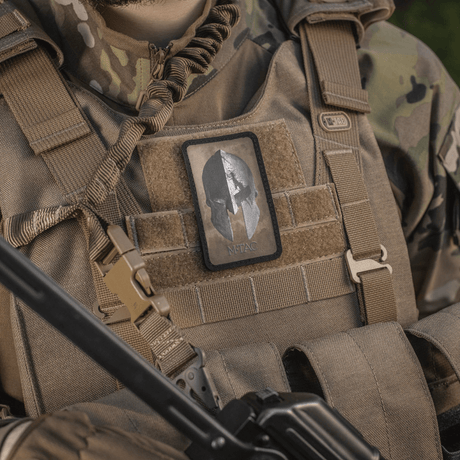 M-Tac Spartan Hjelm Patch taktisiin varusteisiin vintage-ilmeellä, valmistettu Cordura 500D:stä, symboloi rohkeutta, voimaa ja sotilaallista voimaa.