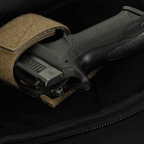 Lähikuva pistoolista M-Tac Sphaera Hardsling Bag Large Elite -laukussa, Velcro-kiinnitys, robusttia Cordura-kangasta