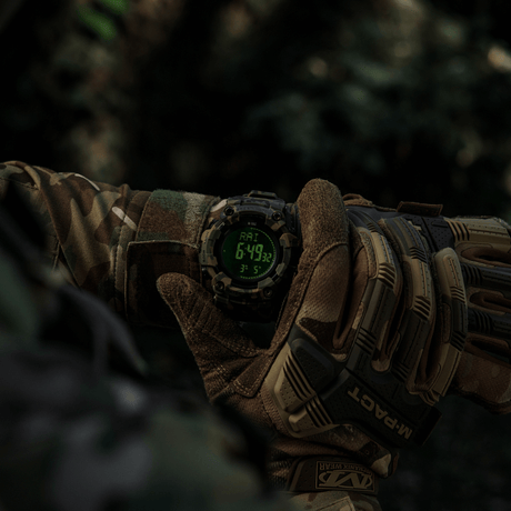 M-Tac Tactical Ur 2037 esitetty maastokuvioisena, toiminnallisuutta ulkokäyttöön, mukaan lukien kompassi ja LED-taustavalo.
