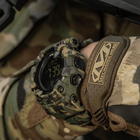 M-Tac Tactical kello 2037 kamokuvioitu, esitetty henkilöllä taktisen varustuksen kanssa en