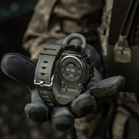M-Tac Tactical Ur Kompas 2233 sotilasvärein, esillä käsineellisessä kädessä, soveltuu ulko- ja taktiseen käyttöön, 5atm en