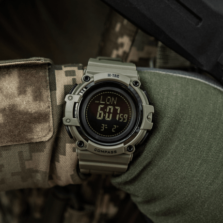 M-Tac Tactical Ur Kompas 2233 kantaa maastopukuinen henkilö, ulkoiluun, LED-valaistus ja sekuntikello en