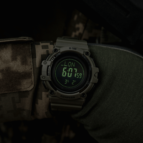 M-Tac Tactical Ur med Kompas 2233 näyttää ajan ja kompassin vihreällä LED-näytöllä.