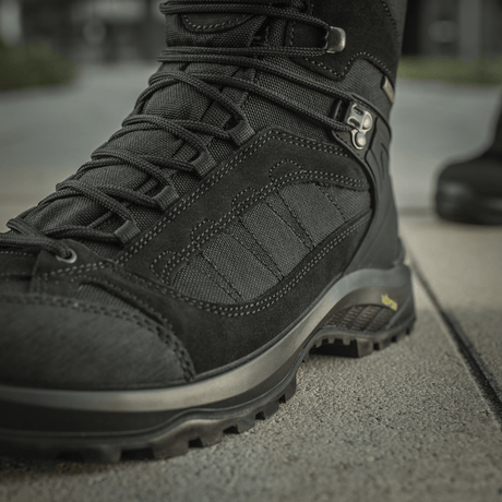 M-Tac Taktiske Demi-Season Støvler Pro Line kestävästä suede-materiaalista, Cordura-rakenteella ja Vibram-pohjalla pitoa ja mukavuutta varten.