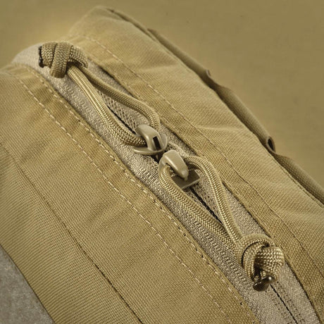 M-Tac Utility Taske Elite Medium kestävästä materiaalista, kaksoisvetoketju ja tiukat saumat, galleria-asento 1.