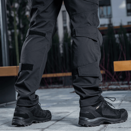 M-tac Taktiske Bukser Conquistador Gen. I Flex til outdoor aktiviteter, lavet af polycotton Rip-stop Flex for slidstyrke og fleksibilitet.
