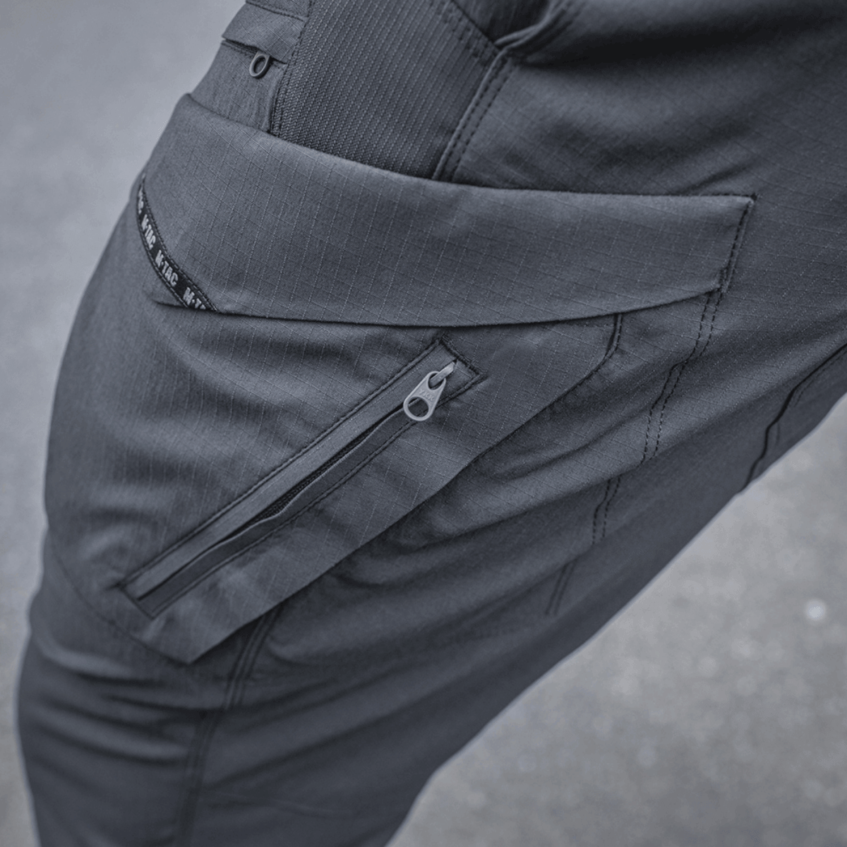 M-Tac Bukser Aggressor Summer Flex med let Rip-Stop nylonstof og lynlåslomme, ideel til varmt vejr og taktisk brug.