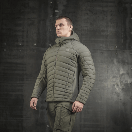 Mand iført M-Tac Jarl Jakke i khaki, lavet af Toray mechanical stretch nylon og G-Loft-fyld til maksimal varme og komfort.
