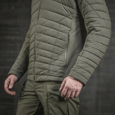 M-Tac Jarl Jakke til mænd i olivengrøn, designet til varme og komfort med G-Loft isolering og Toray mechanical stretch nylon.