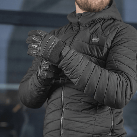 M-Tac Jarl Jakke i sort, viser isolerende egenskaber med G-Loft-fyld og Toray mechanical stretch nylon, ideel til kolde dage.