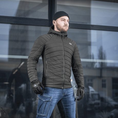 Mand iført M-Tac Jarl Jakke, en alsidig mellemsæsonsjakke med G-Loft-isolering for beskyttelse mod kulde og vind.