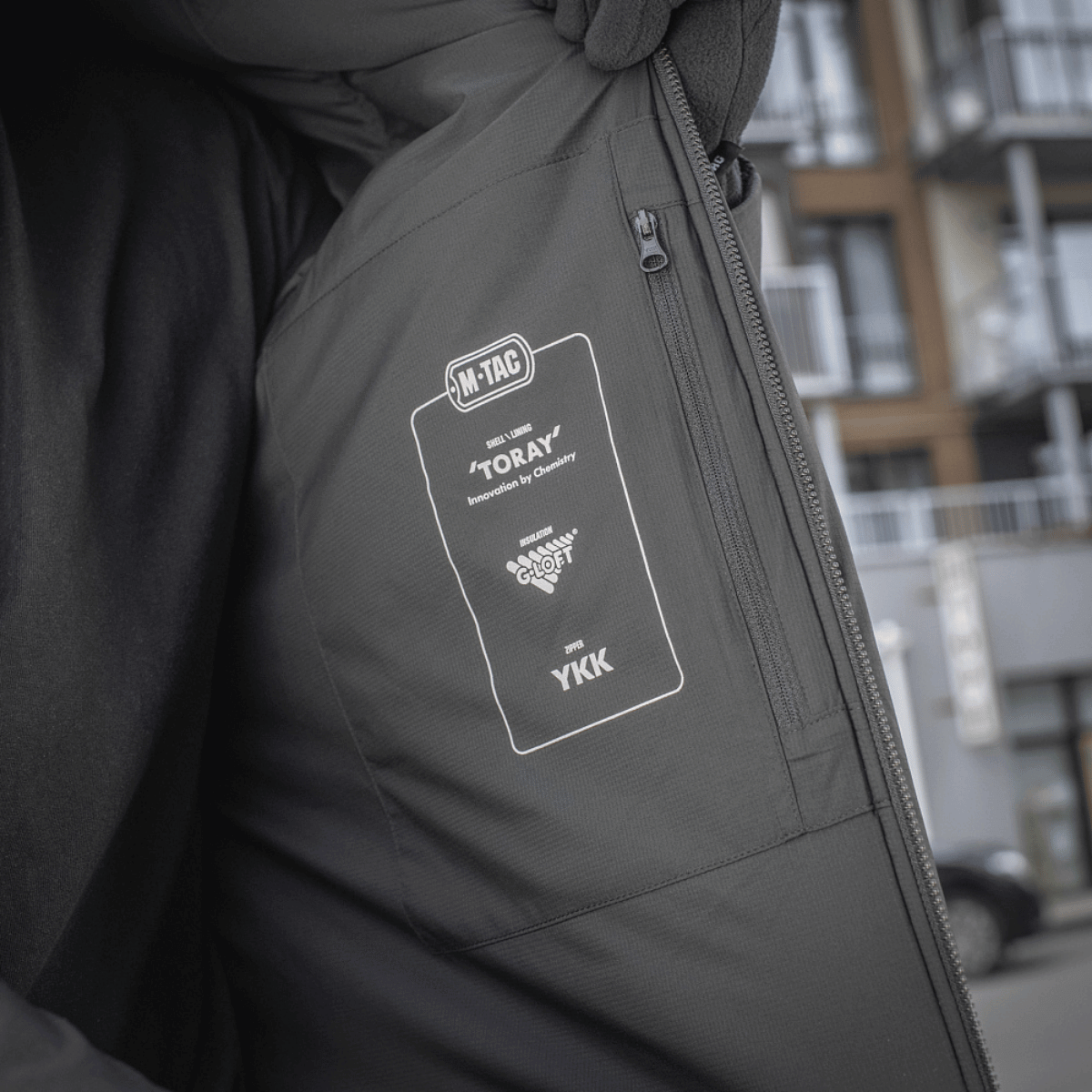 M-Tac Paladin Jakke med Toray-materiale og YKK-lynlås, designet til komfort i kolde temperaturer, viser inderlomme og forseglinger.