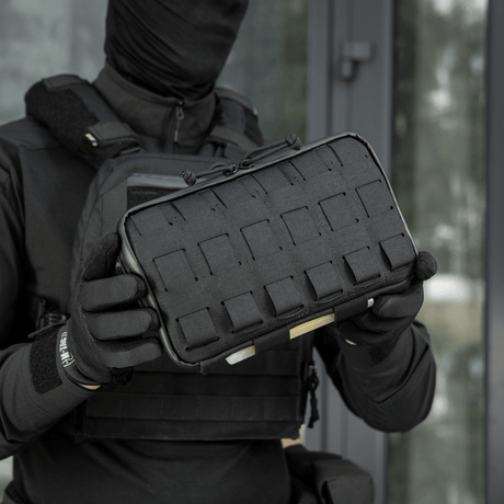 Musta M-Tac Admin Pouch Large Elite Gen.II käytössä Cordura-materiaalilla; sopii tabletille ja pienten tavaroiden säilytykseen.