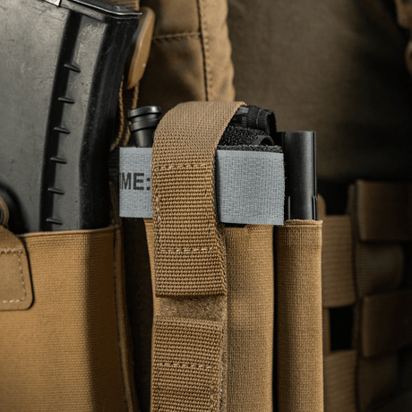 M‑Tac Tourniquet Pouch Elastic Gen.5 monteret på taktisk udstyr med elastiske bånd og Velcro