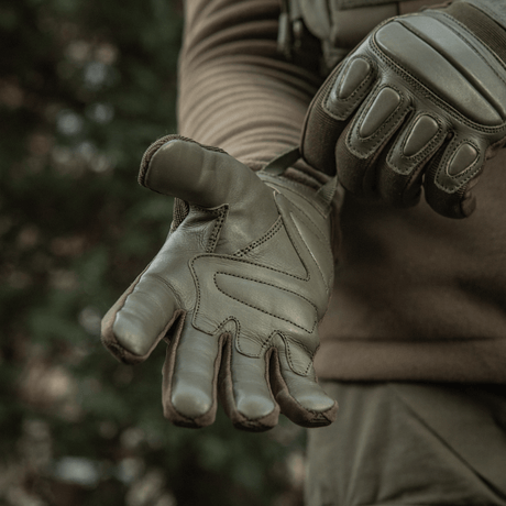 M-Tac Handsker Assault Tactical Mk.2 handsker i ægte læder med støddæmpende inserts og justerbar velcro på håndleddet for komfort og beskyttelse.