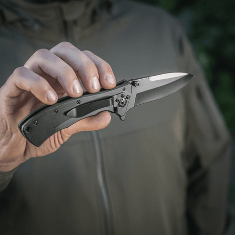 M-Tac Outdoor & Militær Type 7 kädessä, kevyt kromiruostumatonta terästä, mustapinnoite, taktinen EDC-veitsi.