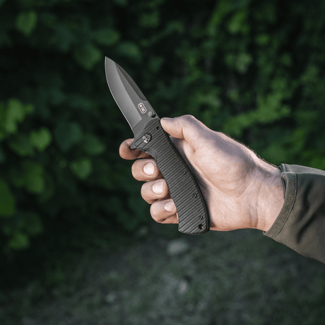 M-Tac Outdoor & Militær Type 7, kromiruostumaton terä kädessä pidettynä, valmistettu taktisiin tarkoituksiin.