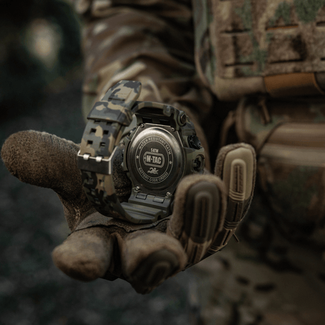M-Tac Tactical Ur 2037 camokuvioitu, 5atm, pidetty taktisen hanskan kädessä metsässä en