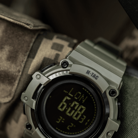 M-Tac Tactical Ur med Kompas 2233 kestävässä muotoilussa LED-taustavaloilla, sopii ulkoiluun ja taktiseen käyttöön.