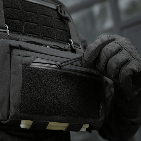 M-Tac Admin Pouch Large Elite Gen.II Cordura 500D:stä AquaGuard-vetoketjulla ja Velcro-paneelilla patcheille; suunniteltu säilytykseen.