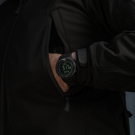 M-Tac Tactical Ur 2147 käytössä, yhdistää tukevan muotoilun ja käytännölliset toiminnot kuten kompassin ja LED-taustavalon.