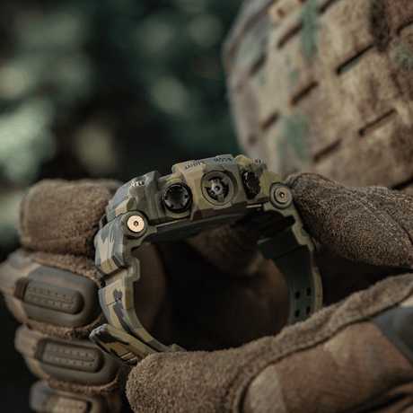 M-Tac Tactical Ur 2037 pidetty käsineellisessä kädessä ulkona, kestävä muotoilu taktiseen ja päivittäiseen käyttöön.