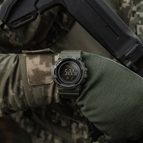 M-Tac Tactical Ur Kompas 2233 kiinnitetty taktiseen varustukseen, kantaja henkilö, soveltuu ulko- ja taktiseen käyttöön, LED-taustavalaistus en