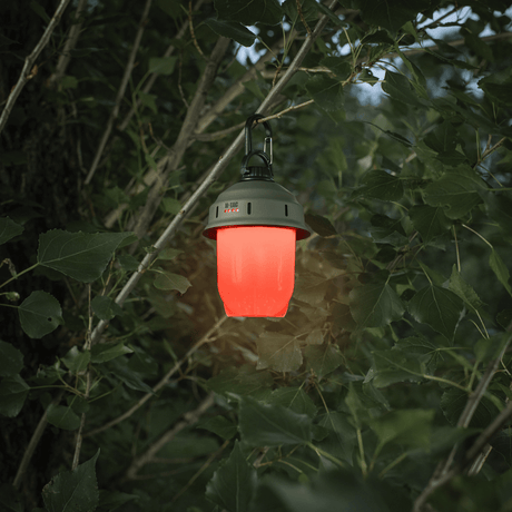 M-Tac retkeilyriippuvalaisin retrotyylinen punainen valaisin retkeilyyn, moderni LED-tekniikka ja ladattava akku, 200 lumenia.