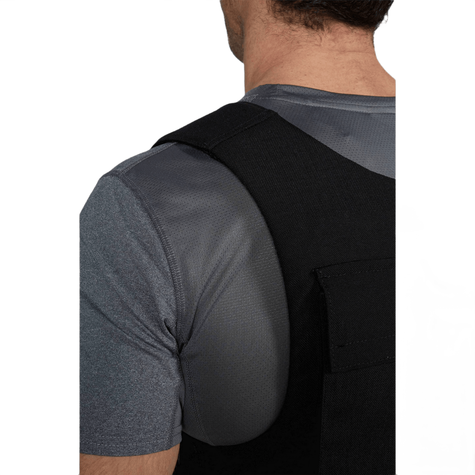 Bagfra udsyn af Anorak Niobium® Duty III Stik & Skudsikker Vest på en person, fremhæver komfort og holdbarhed.