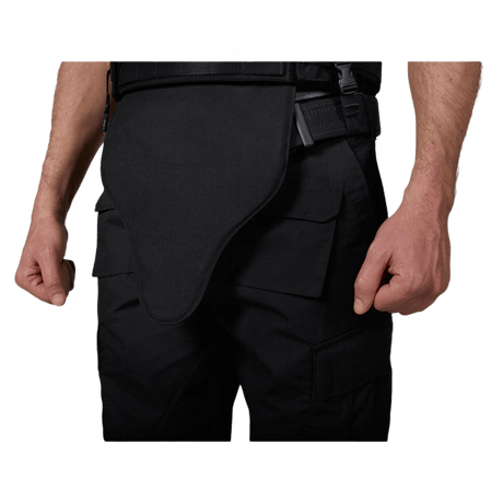 Anorak Niobium® Groin Protector I kiinnitettynä mustaan liiviin suojaamaan ampuma-aseita ja teräaseita vastaan.
