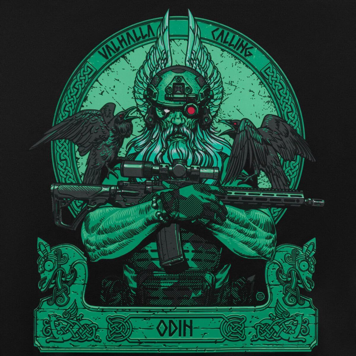 M-tac Flag Odin Night Vision 630x900 med moderne Odin i kampuniform og AR-15, flankeret af ravne, symboliserer styrke og visdom.