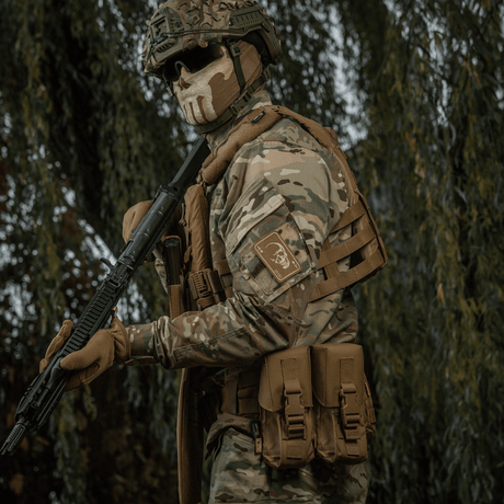Taktinen sotilas pukee M-Tac Patch Face of War (Broderi) hihassa, innoitus Vietnamin sodan kuolemankortista, maastopuku päällä.