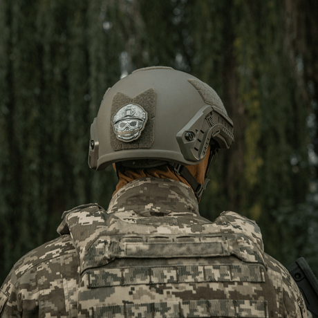 M-Tac Patch Emoji #4 3D-efektillä kiinnitetty taktiseen kypärään camokuvioisella taustalla. Hauska moraalimerkki varusteisiin. 3d