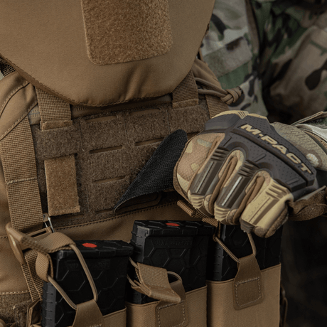 Sotilas pukeutuneena taisteluvarusteeseen, M-Tac Patch Lucky Card (brodeerattu) kiinnitetty Cordura 500D -kankaaseen Velcro-kiinnityksellä.